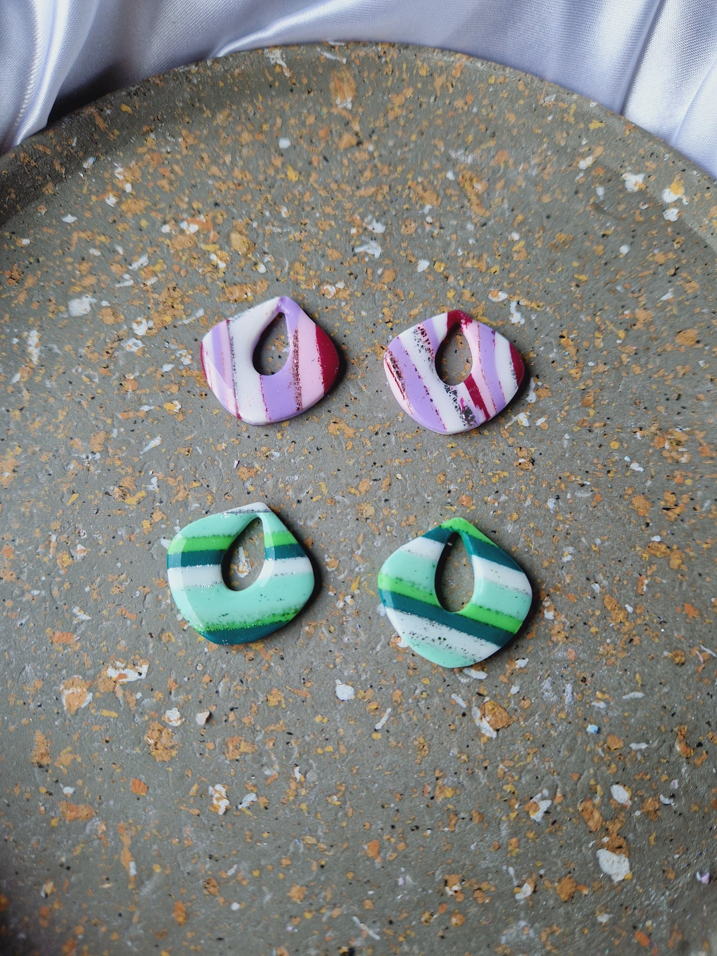 Pampilles rayures rose / vert 🩷💚 (sans créoles) finition brillante.