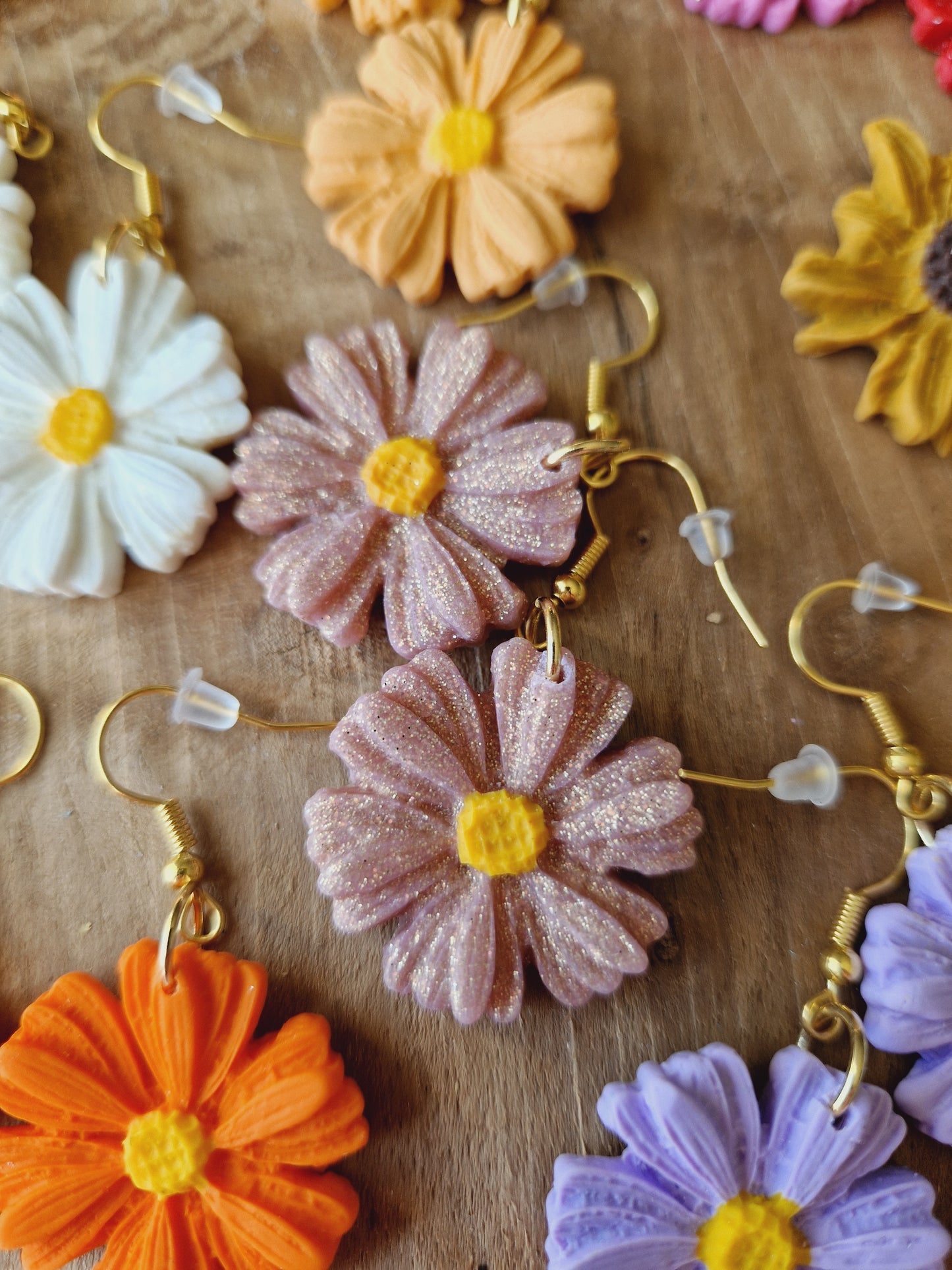Boucles fleurs rose pailleté.