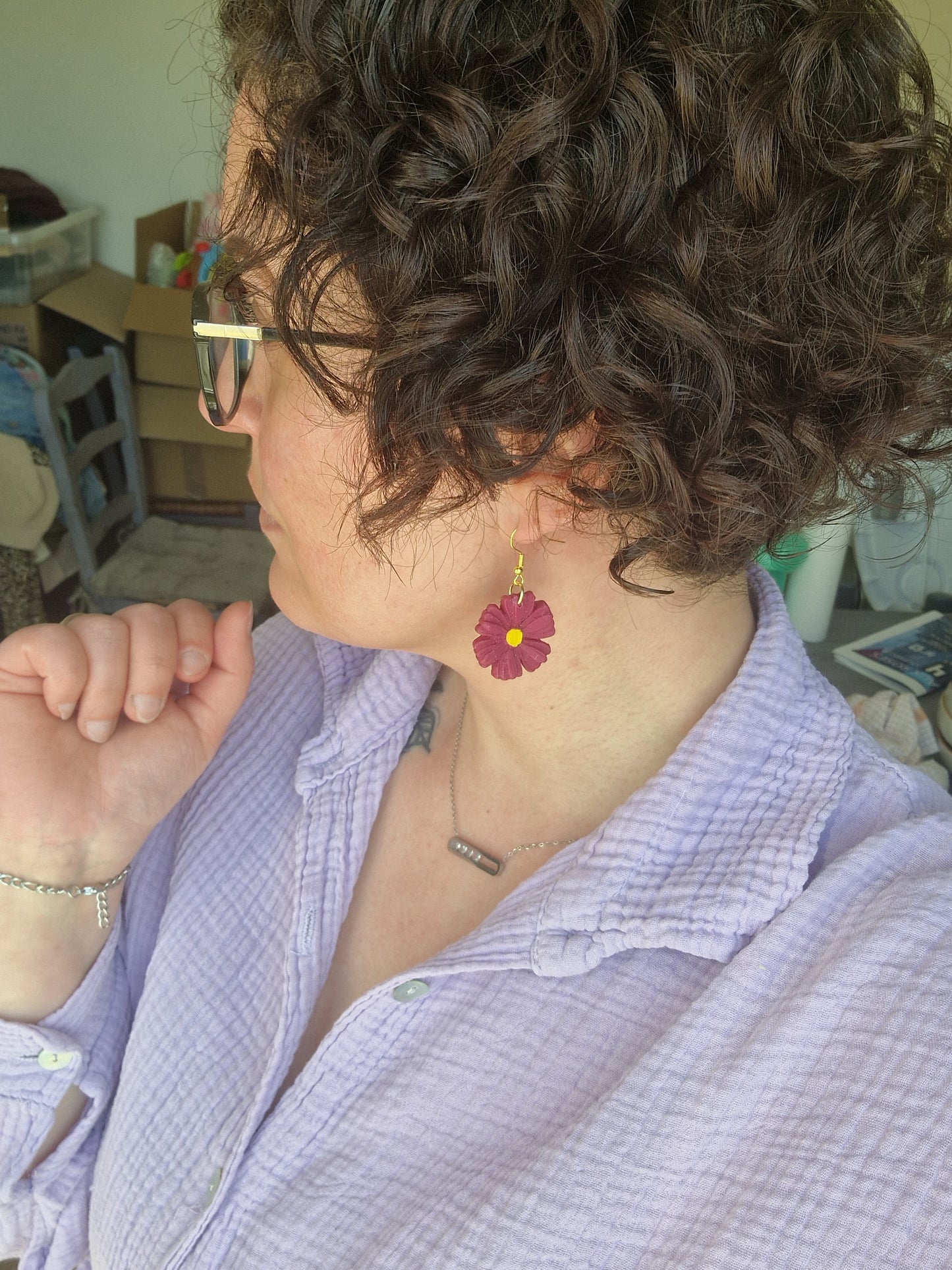 Boucles fleurs rose foncé.