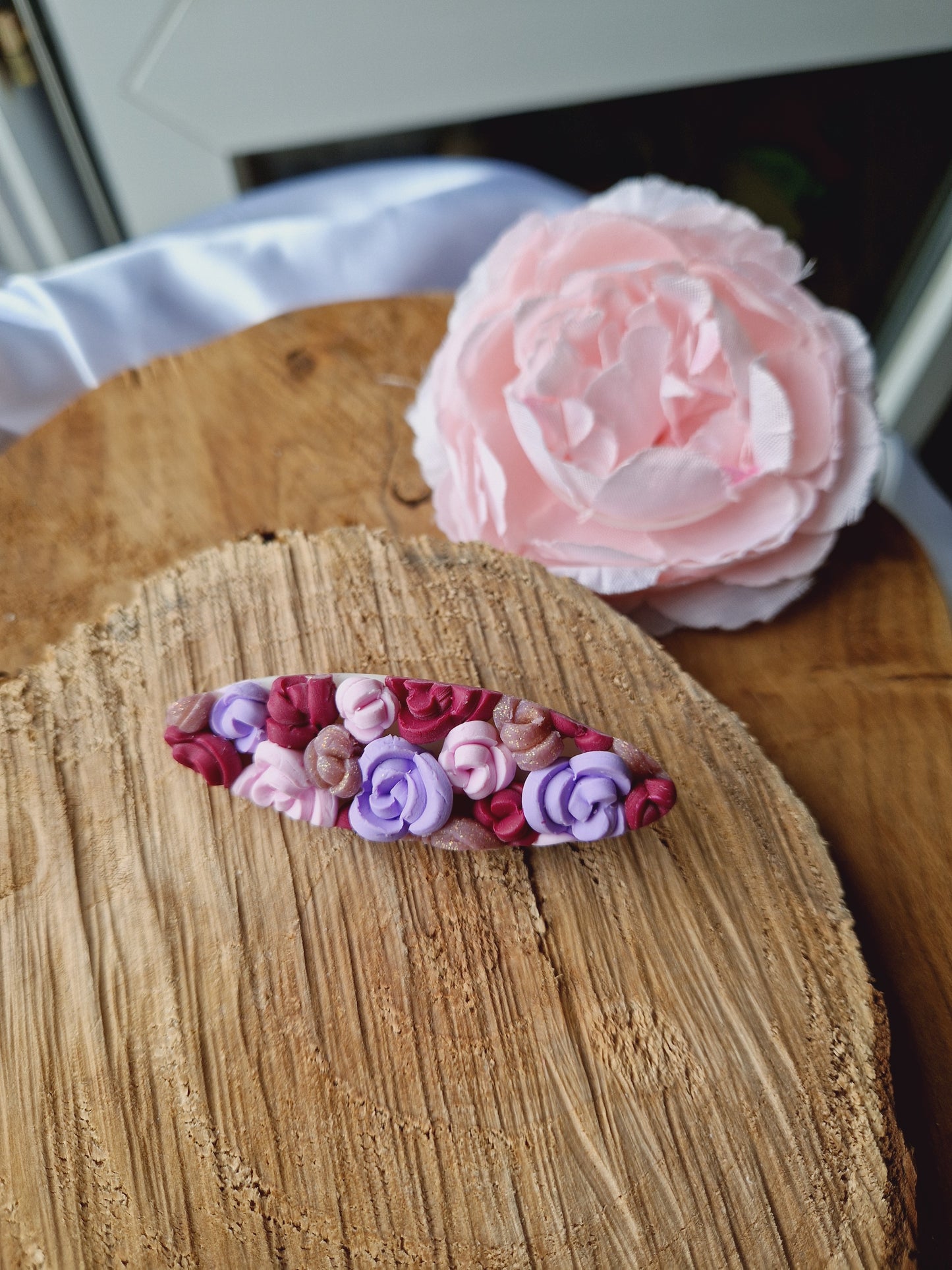 Barrette roses.
