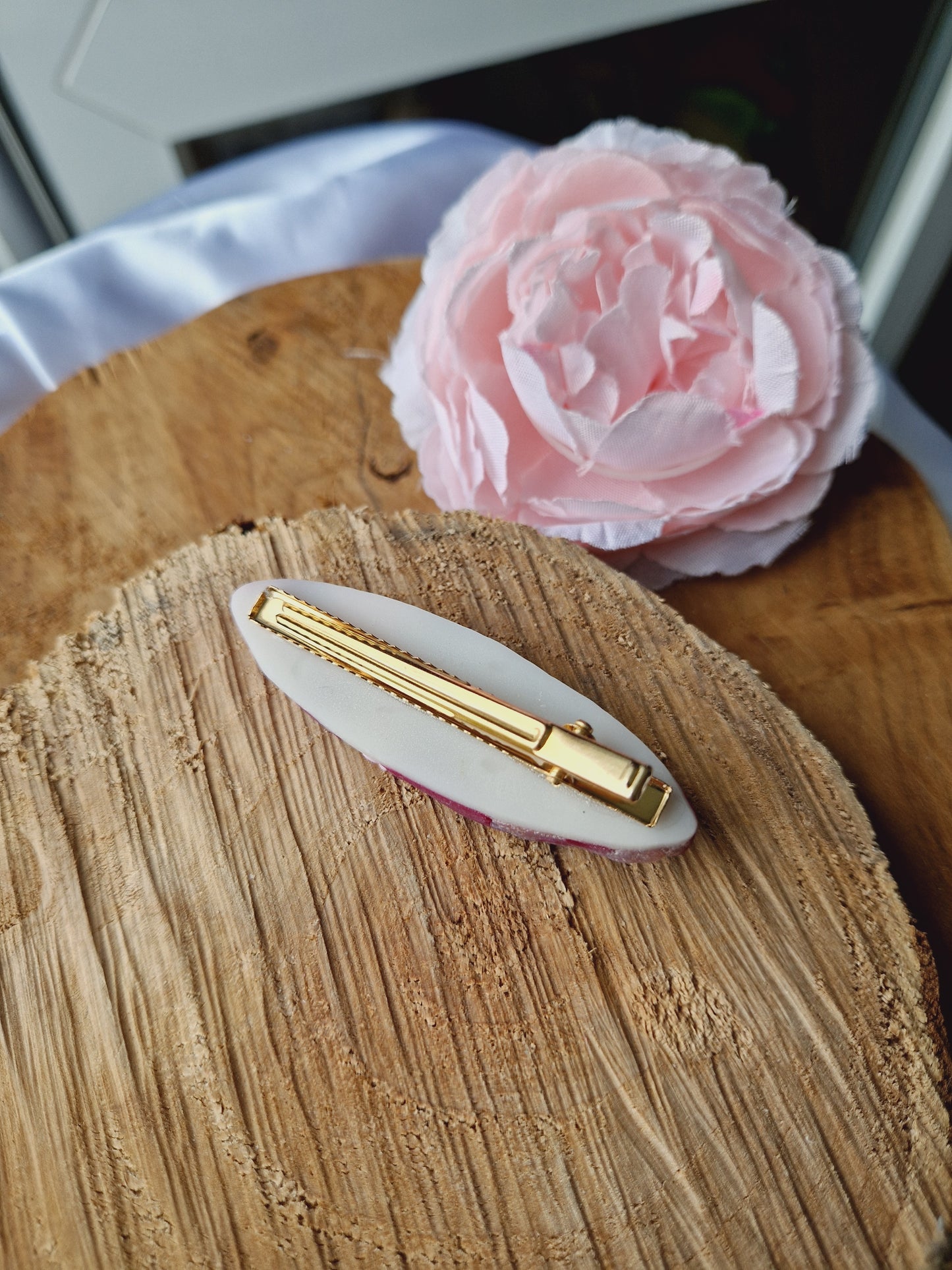 Barrette roses.