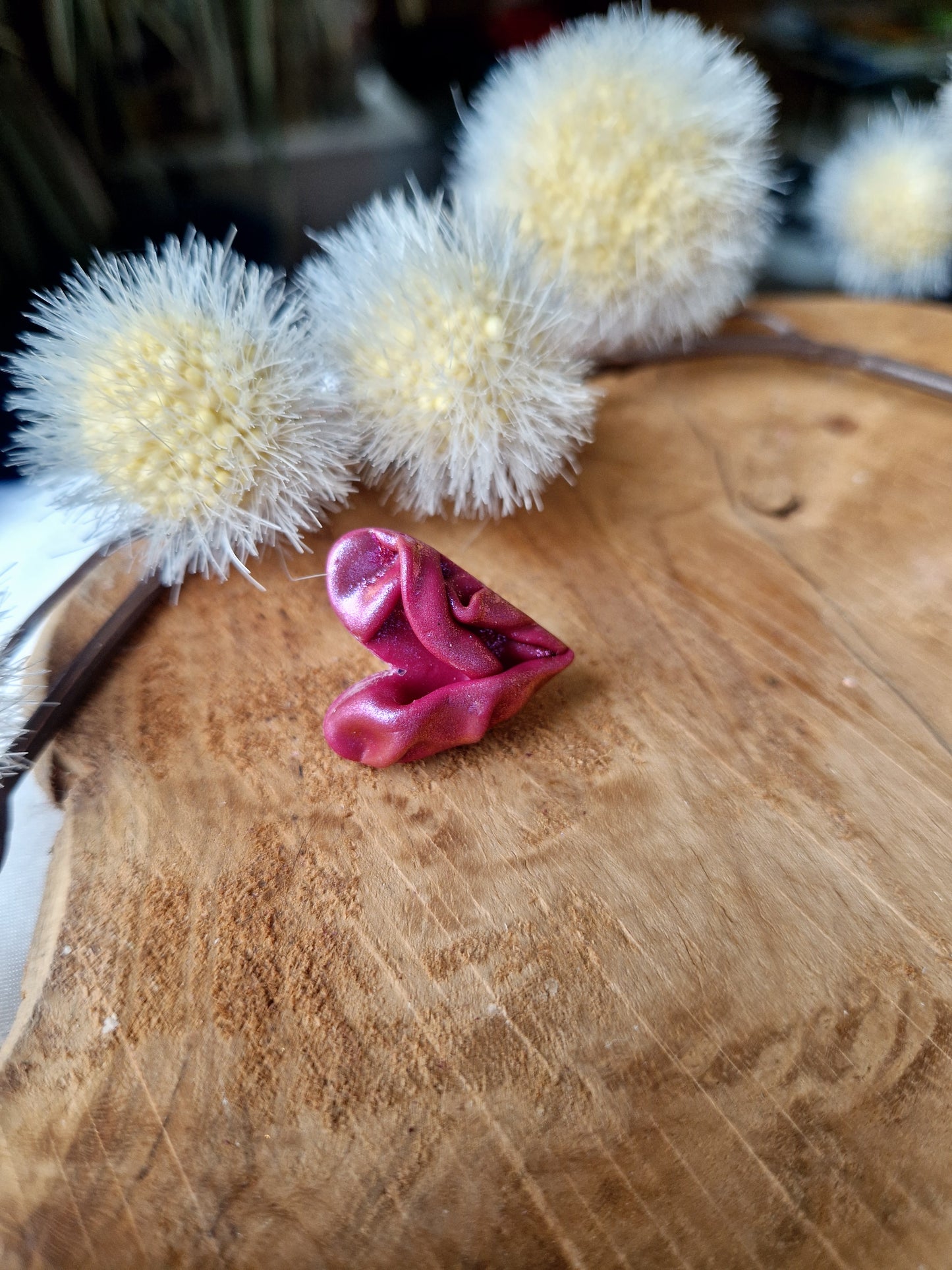 Pin's bordeaux drapé.