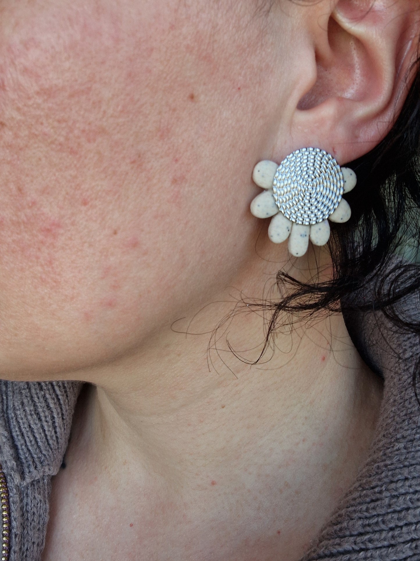 Boucles "Fanny" granit beige argent.