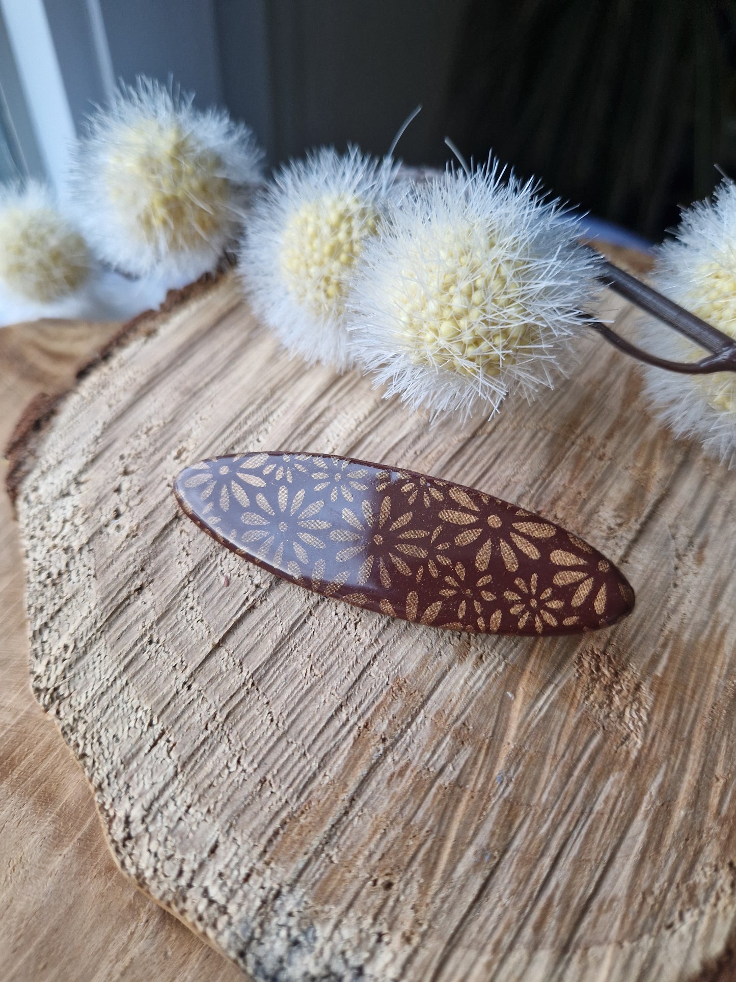 Barrette marron.