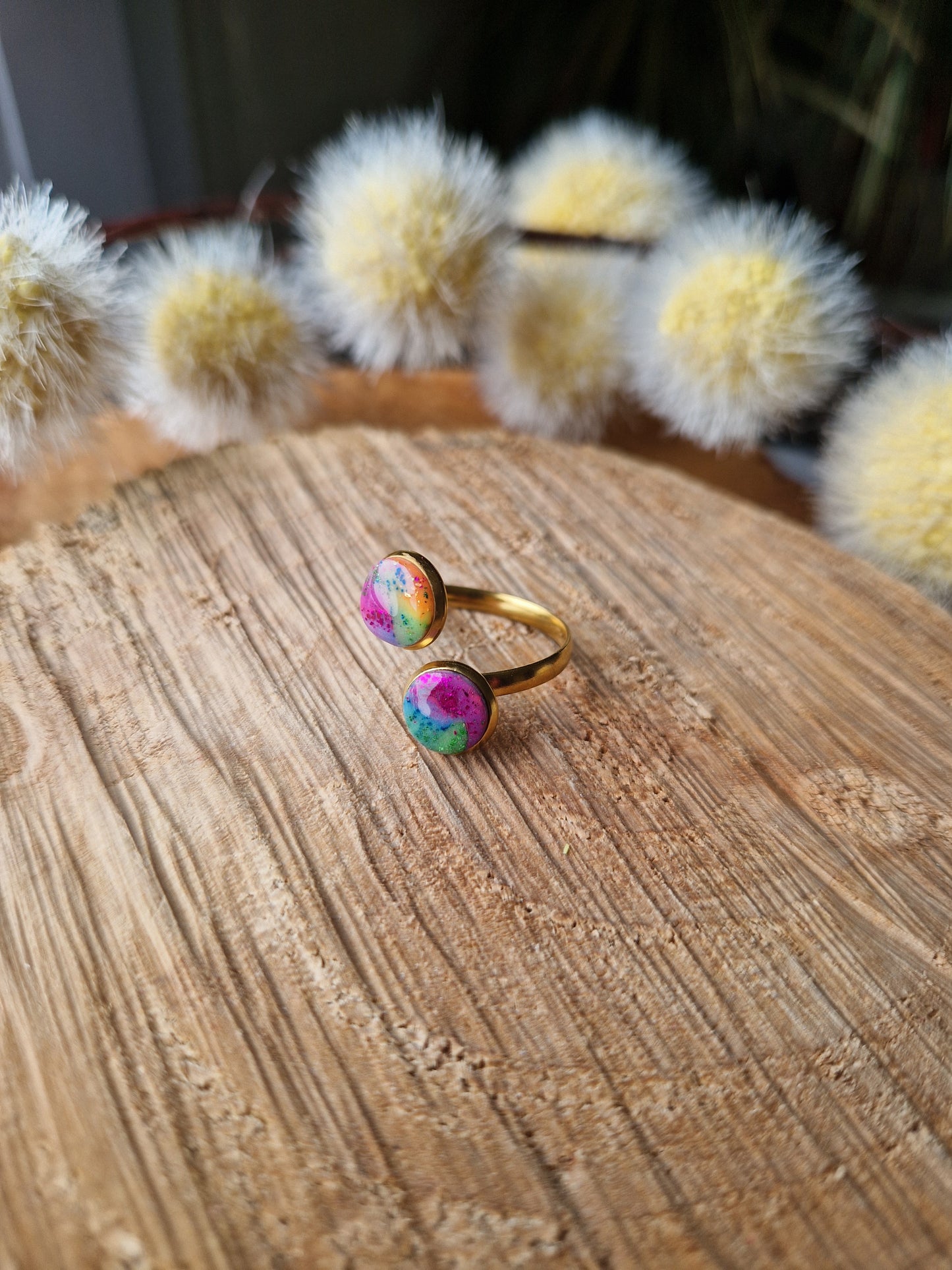 Bague ajustable "Rainbow" dorée.