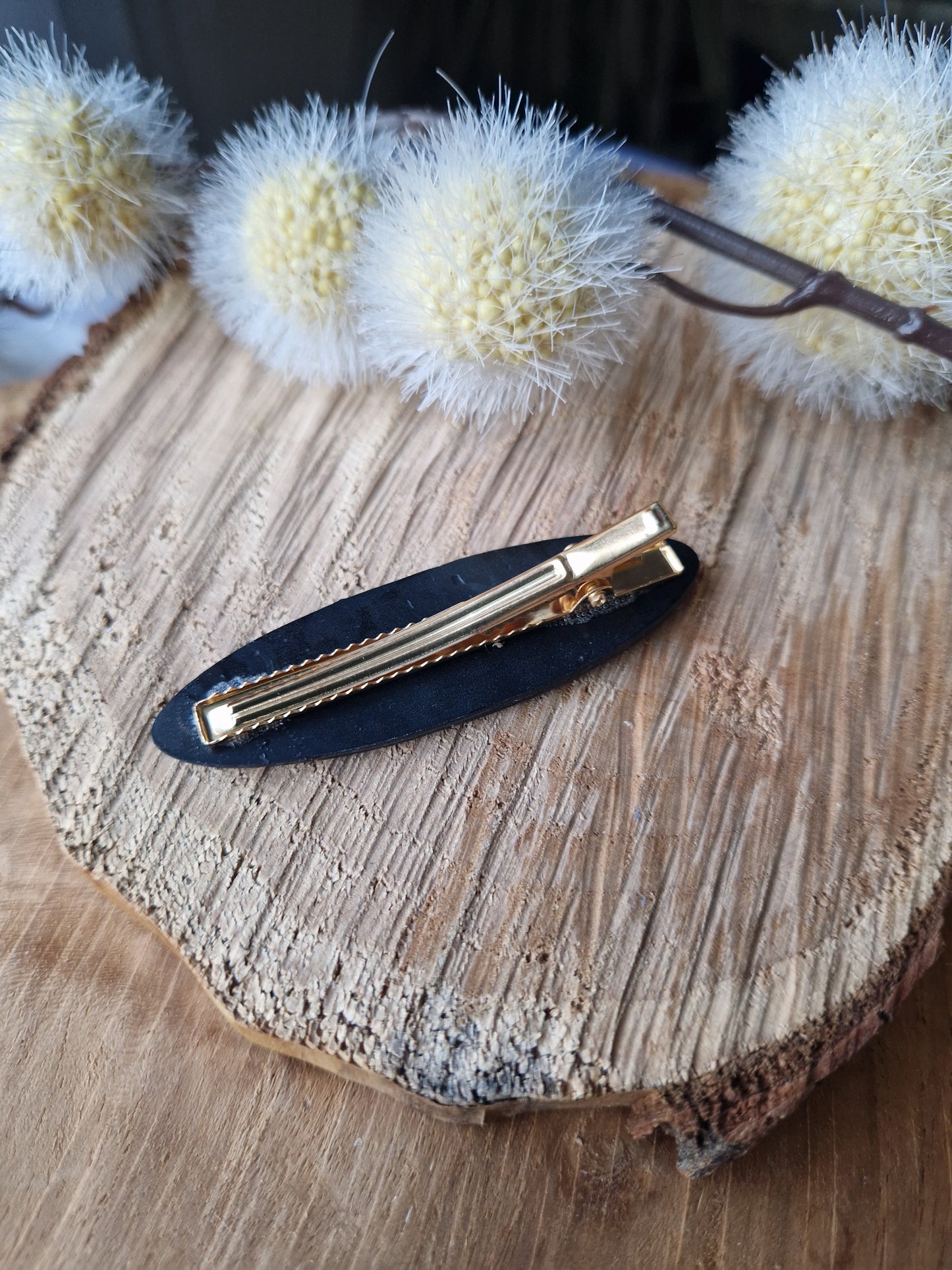 Barrette noire.