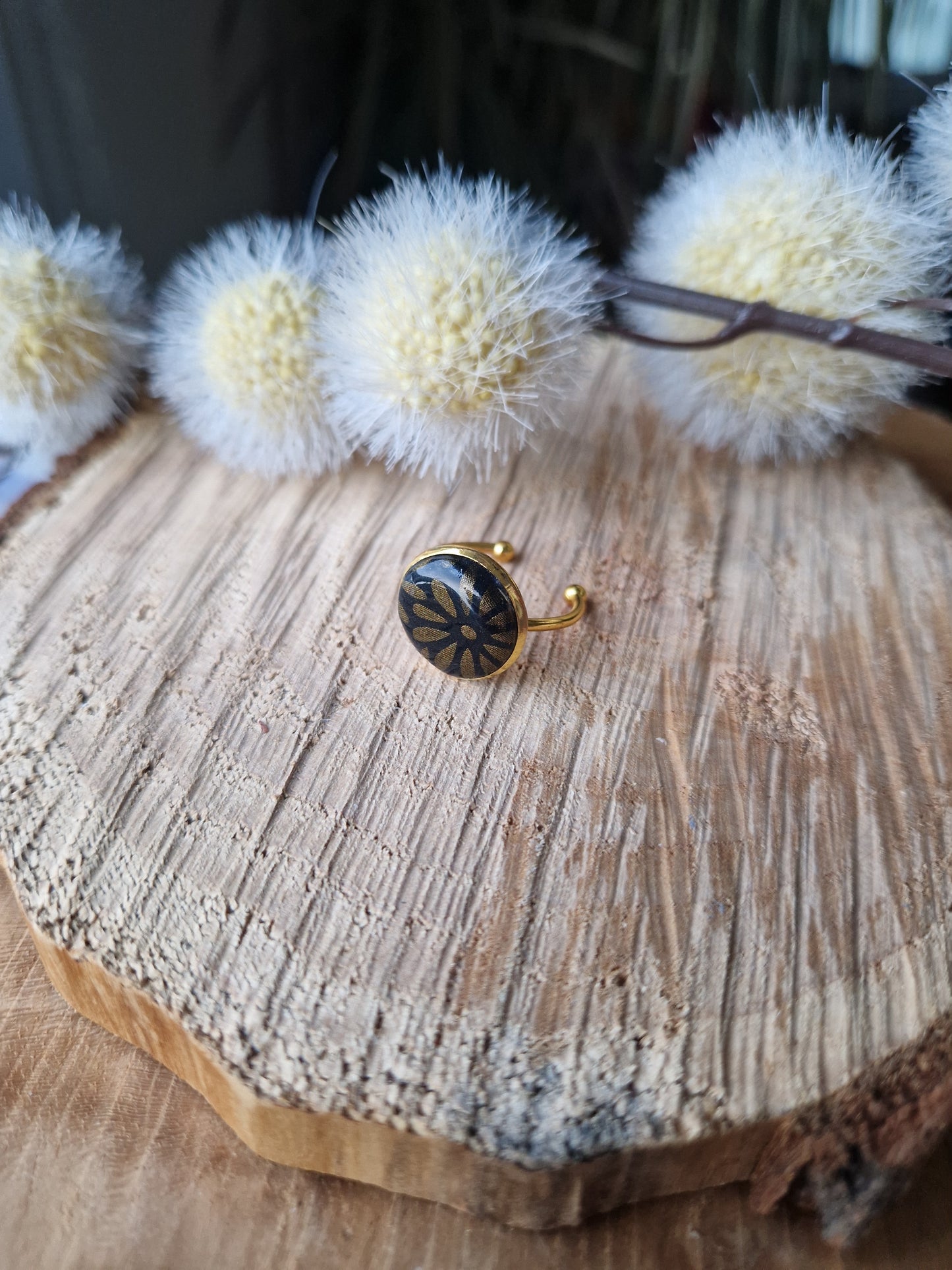 Bague ajustable noire.