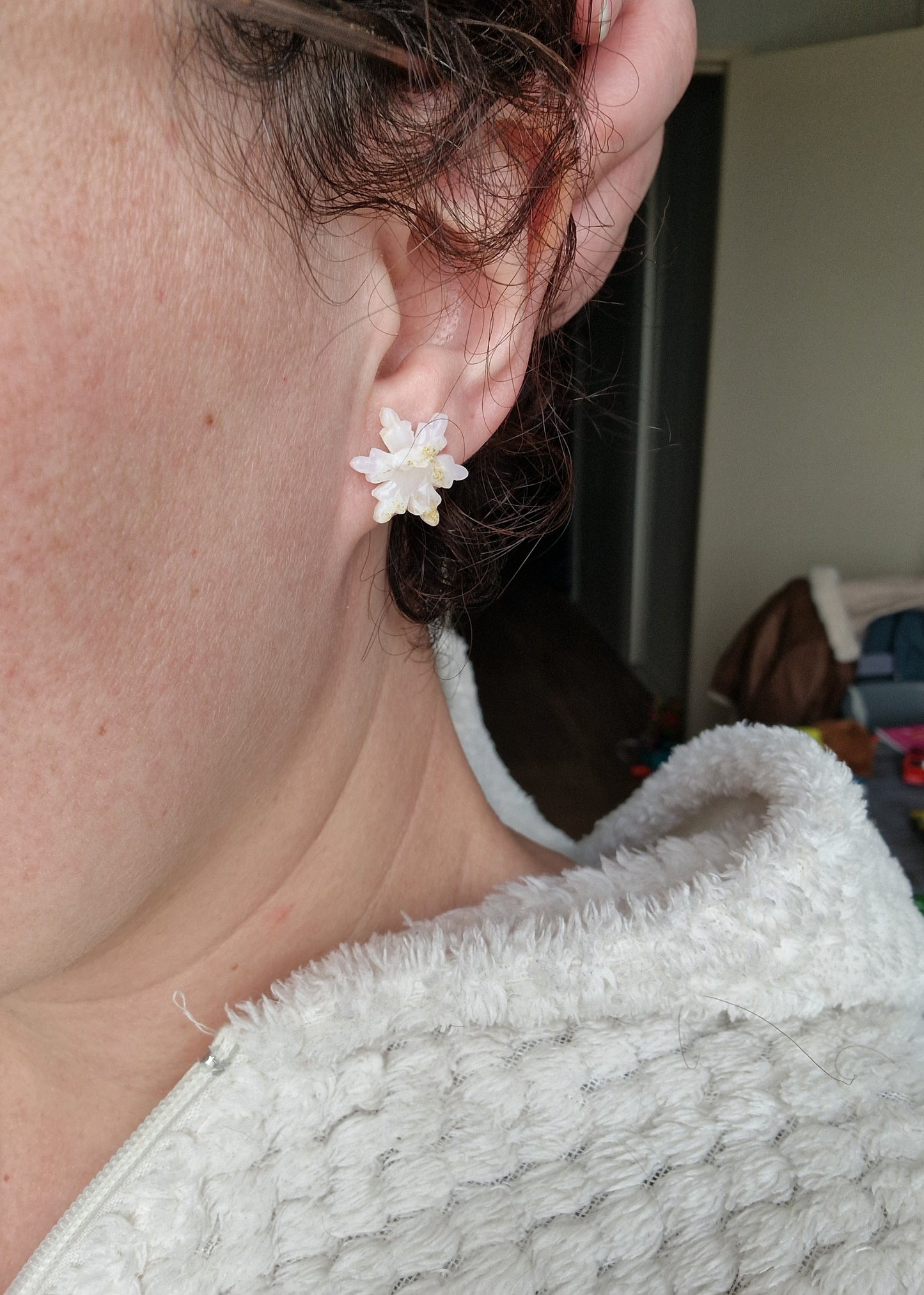 Puces d'oreilles "Flocons❄️" blanc or.