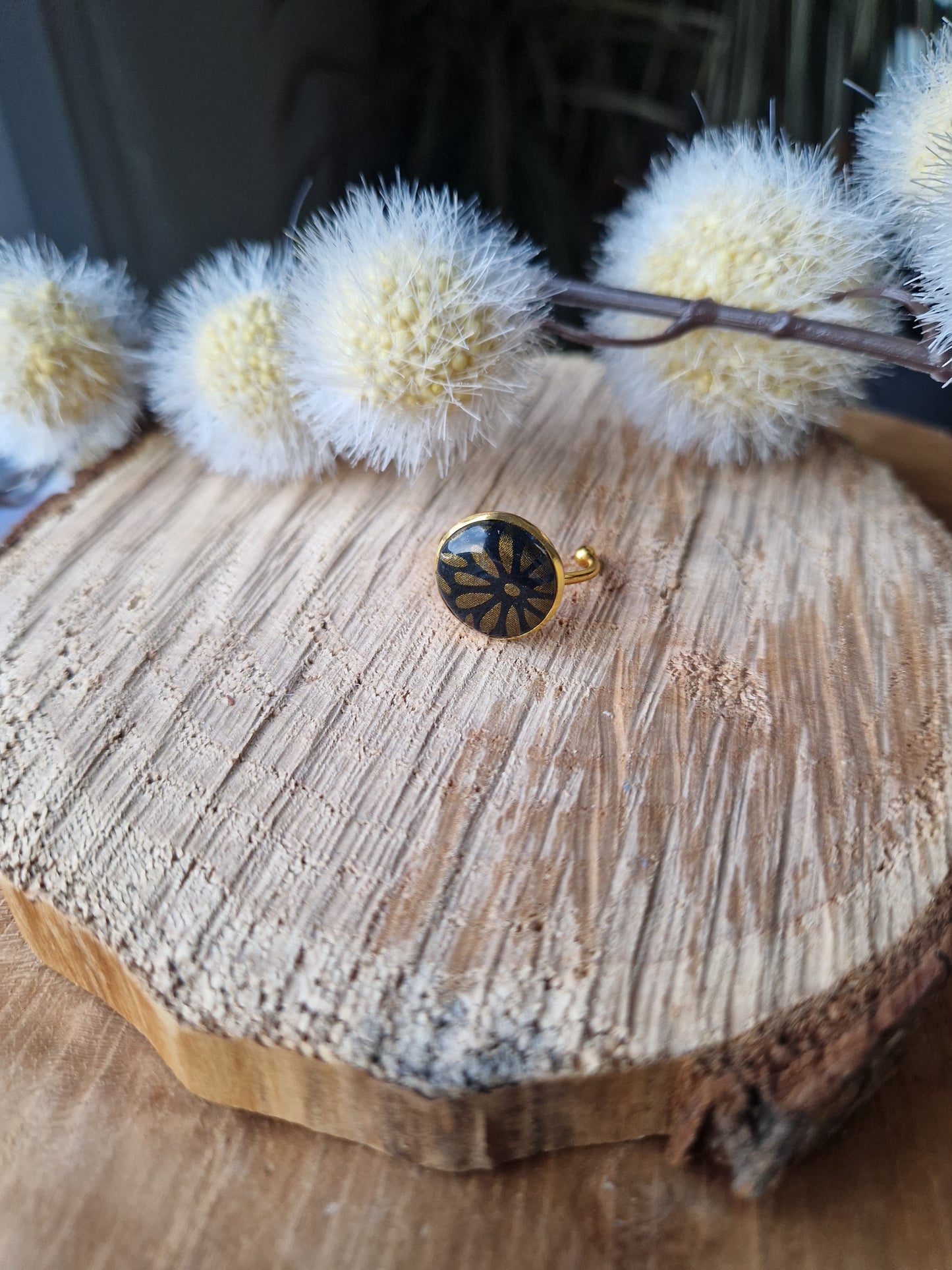 Bague ajustable noire.