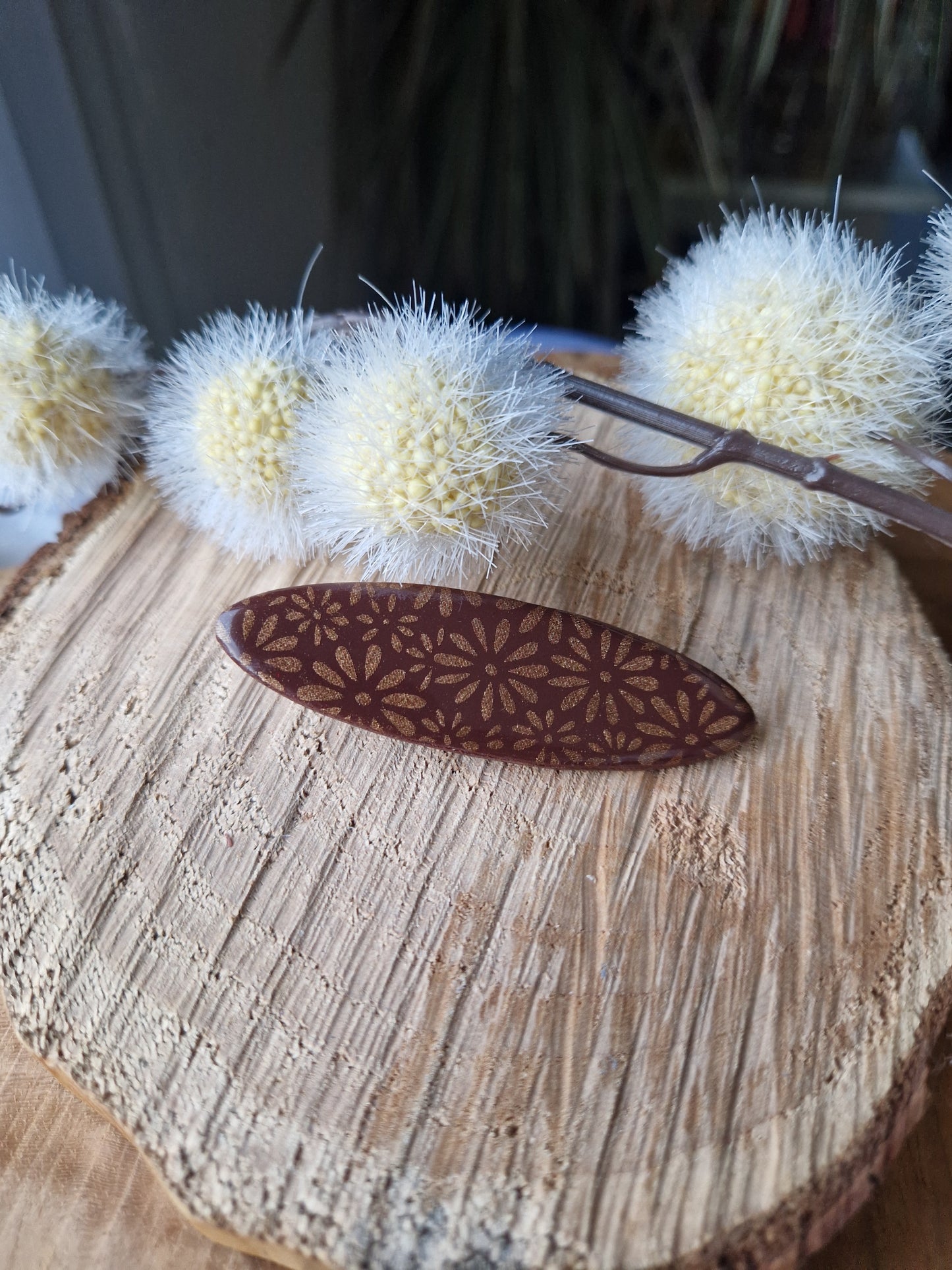 Barrette marron.