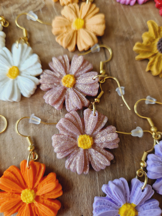 Boucles fleurs rose pailleté.