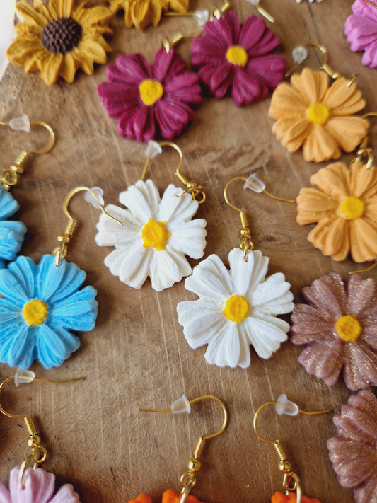 Boucles fleurs blanches.