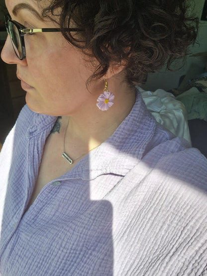 Boucles fleurs rose pale.