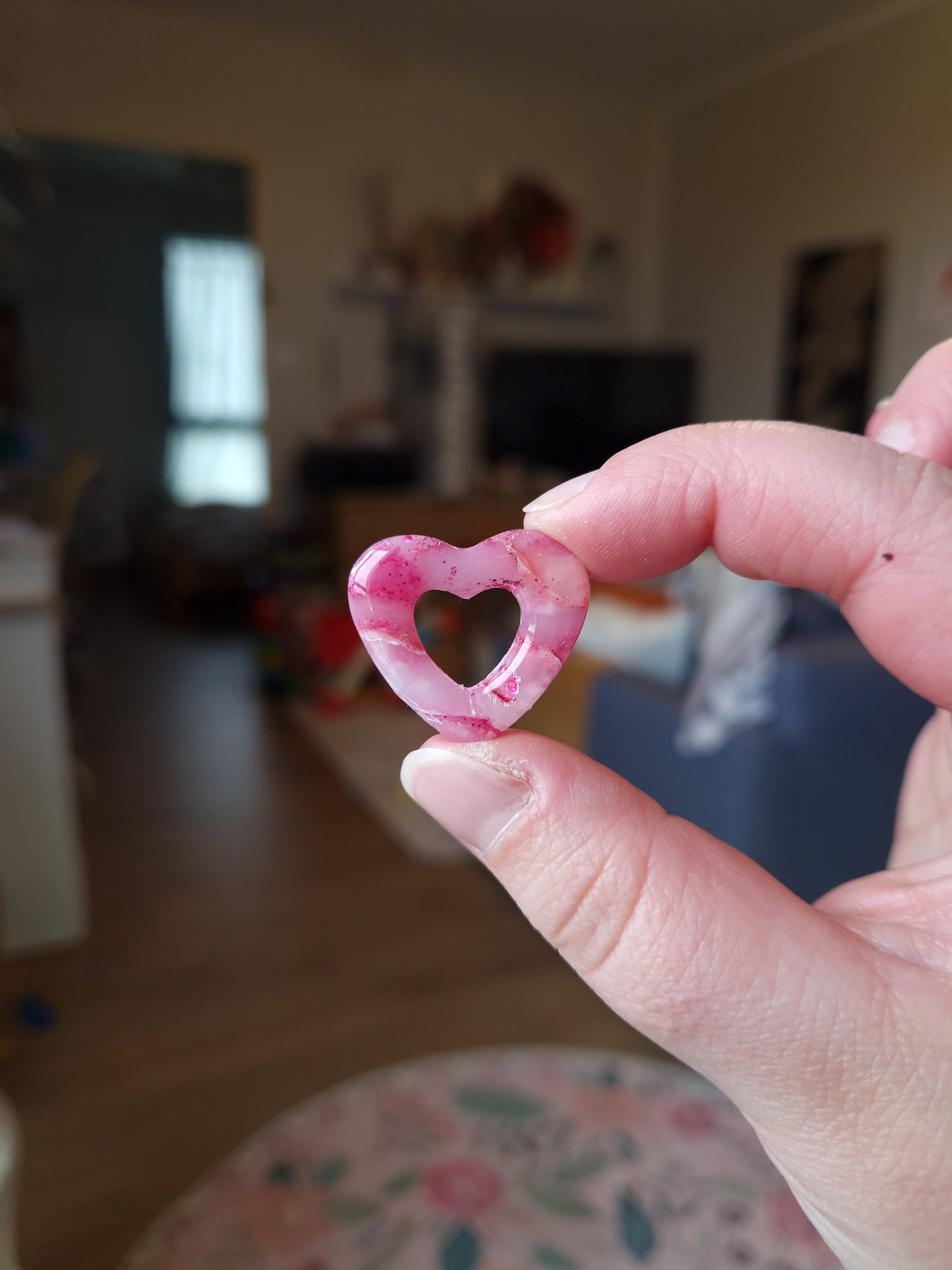 Les pampilles "La vie en rose 🩷" (sans créoles) finition brillante.