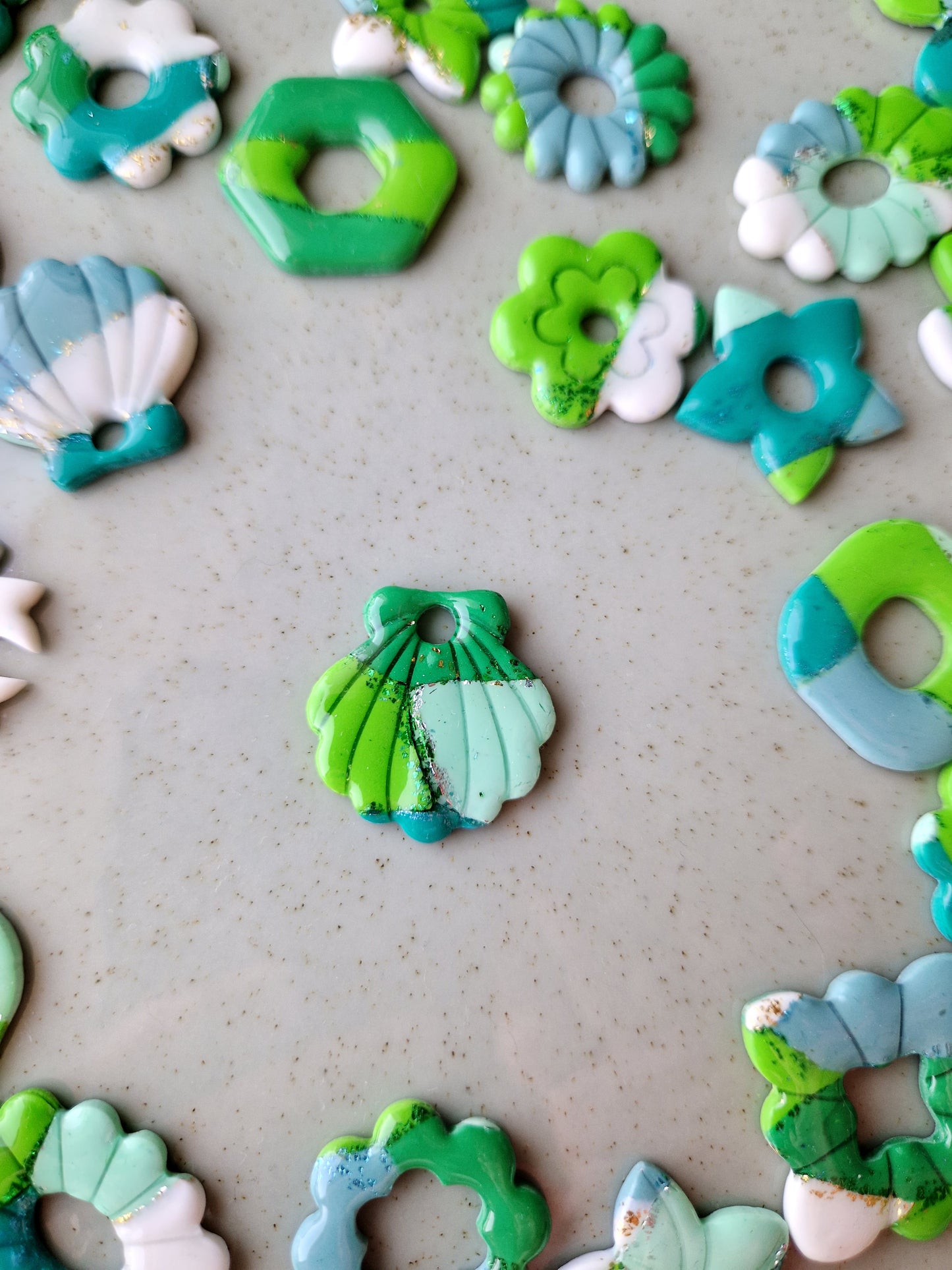 Pampilles "Lovely 🩷💙💚" finition brillante (sans créoles).