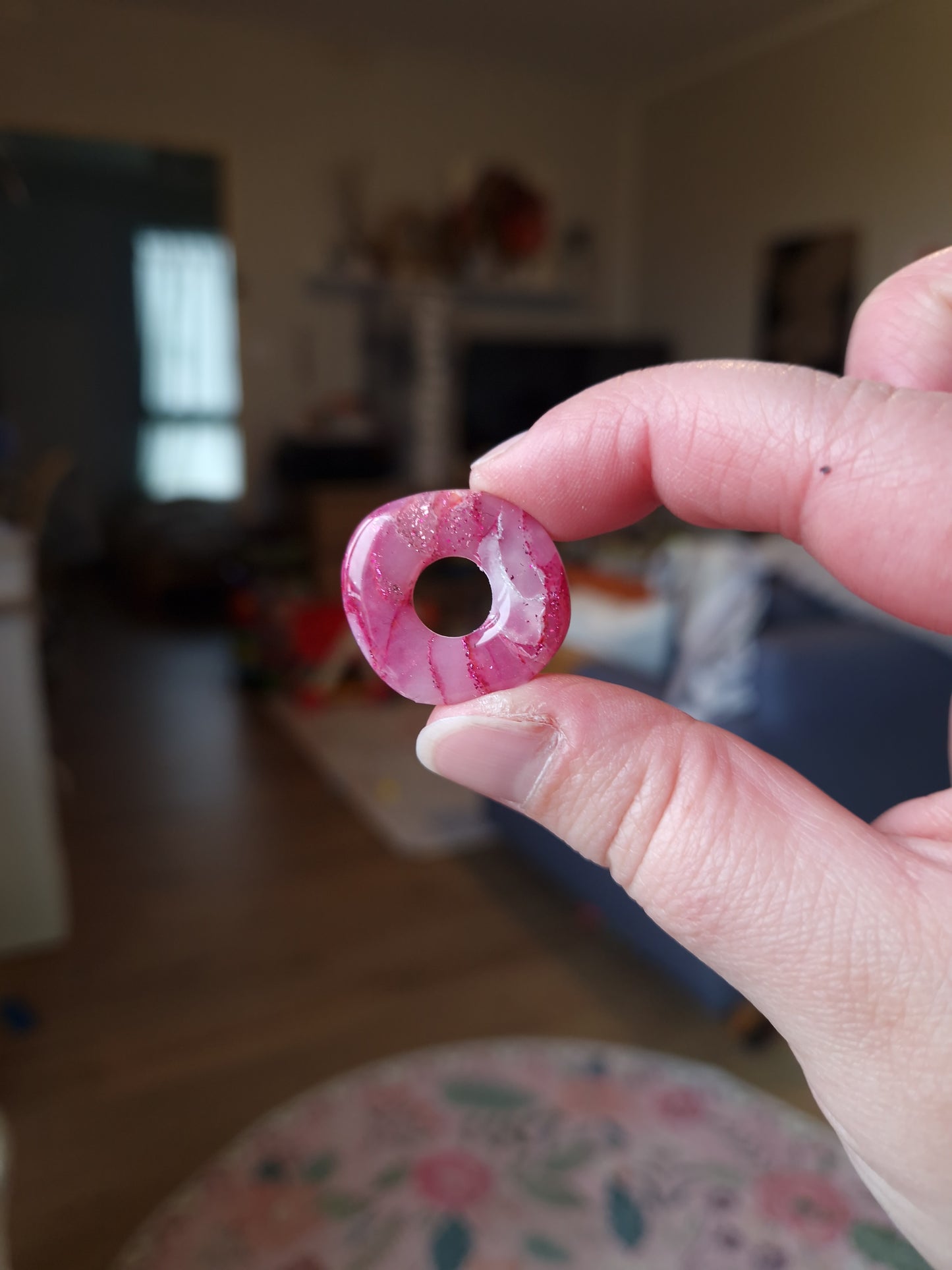 Les pampilles "La vie en rose 🩷" (sans créoles) finition brillante.
