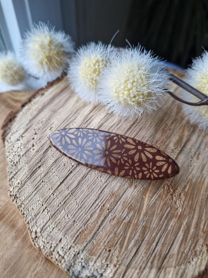 Barrette marron.