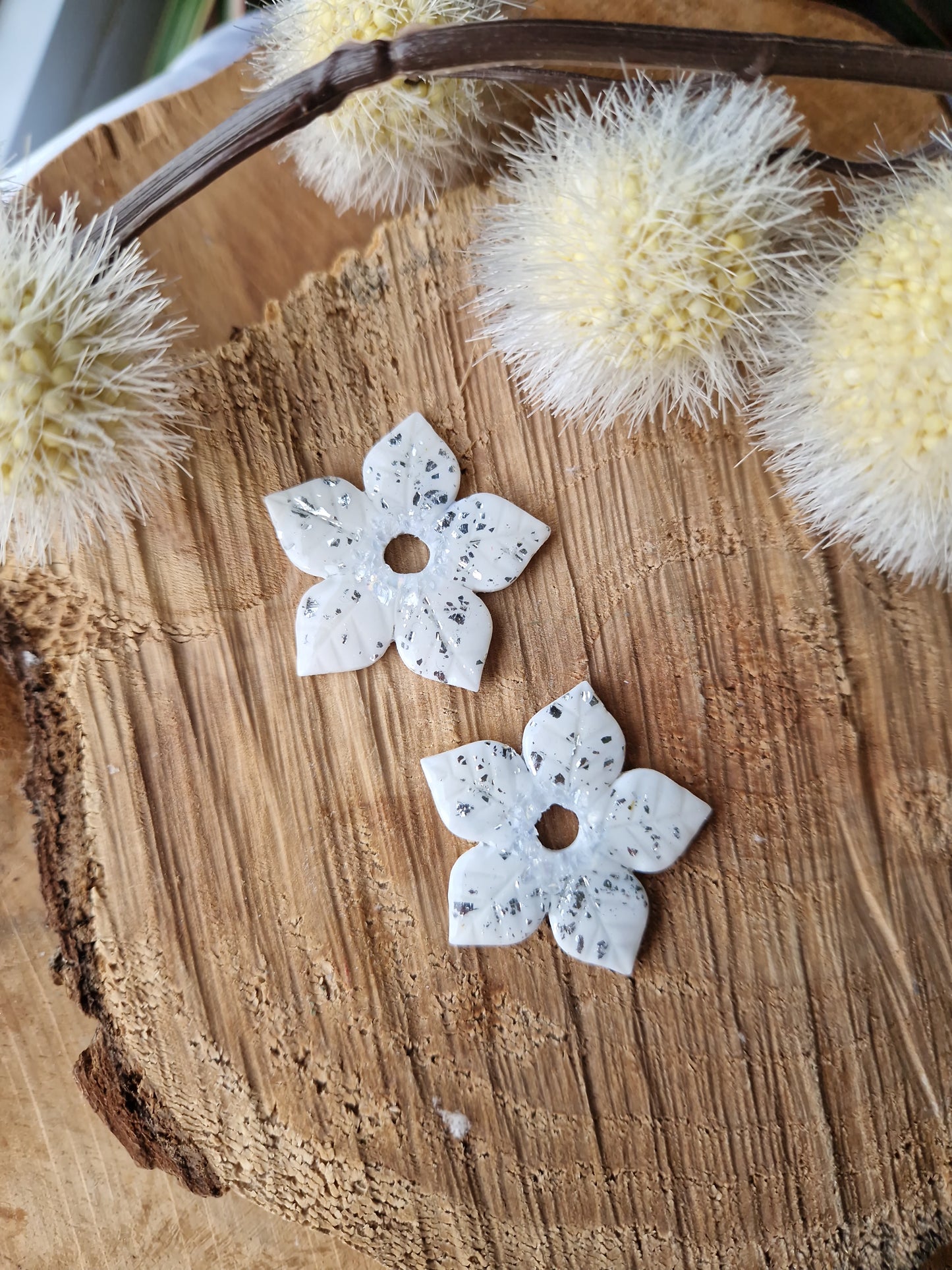 Pampilles "Fleurs de Noël" grandes (sans créoles) blanc/argent 🤍🩶