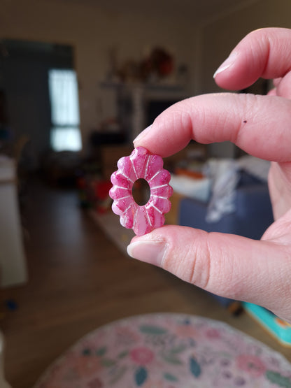 Les pampilles "La vie en rose 🩷" (sans créoles) finition brillante.