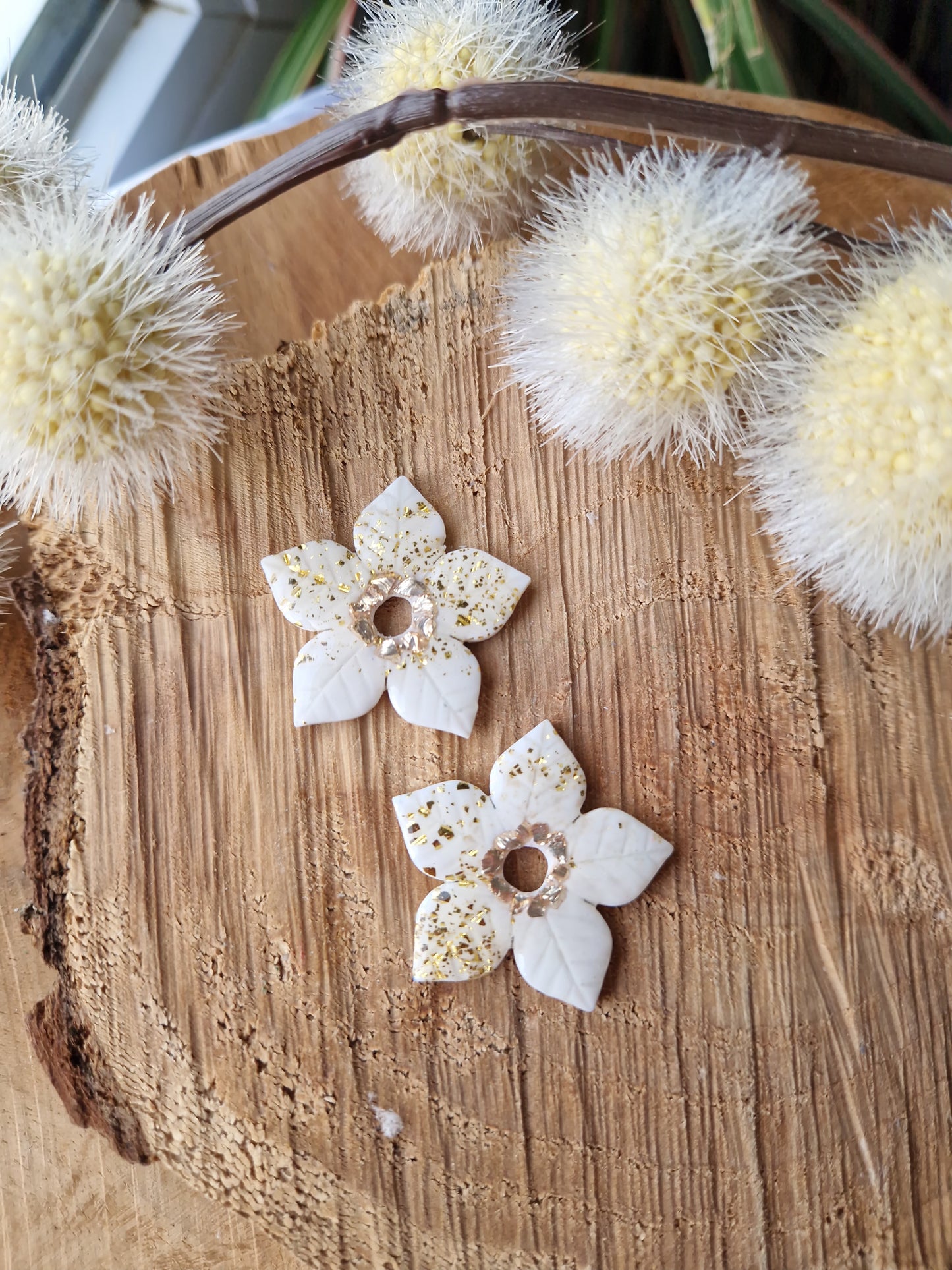 Pampilles "Fleurs de Noël" grandes (sans créoles) blanc et or 🤍💛.