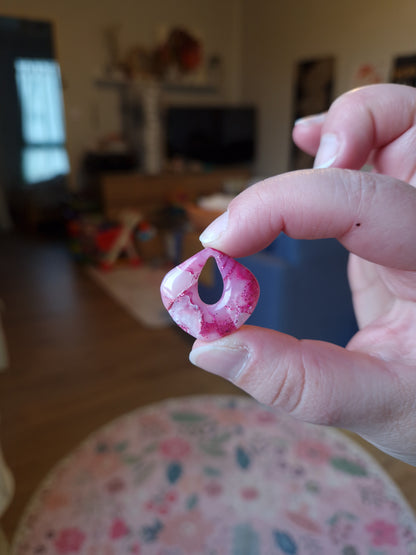 Les pampilles "La vie en rose 🩷" (sans créoles) finition brillante.