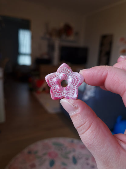 Les pampilles "La vie en rose 🩷" (sans créoles) finition brillante.