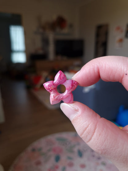 Les pampilles "La vie en rose 🩷" (sans créoles) finition brillante.