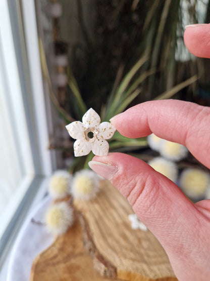 Pampilles "Fleurs de Noël" moyennes (sans créoles) blanc et or 🤍💛.