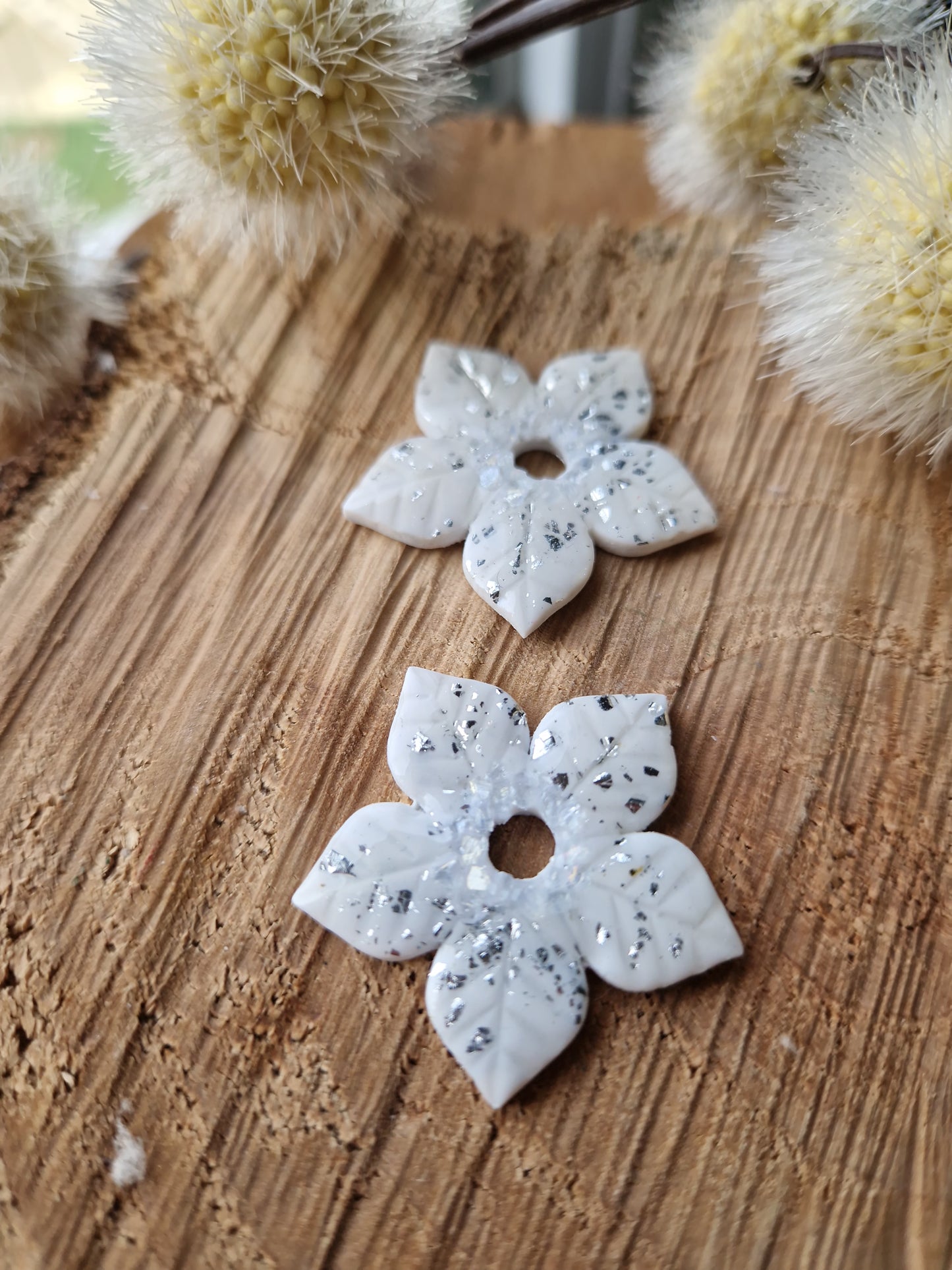 Pampilles "Fleurs de Noël" grandes (sans créoles) blanc/argent 🤍🩶