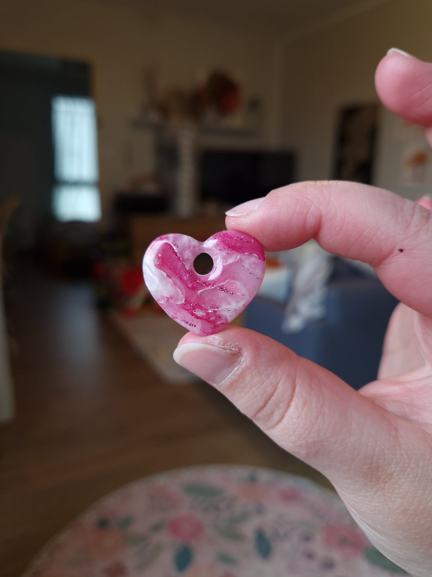 Les pampilles "La vie en rose 🩷" (sans créoles) finition brillante.