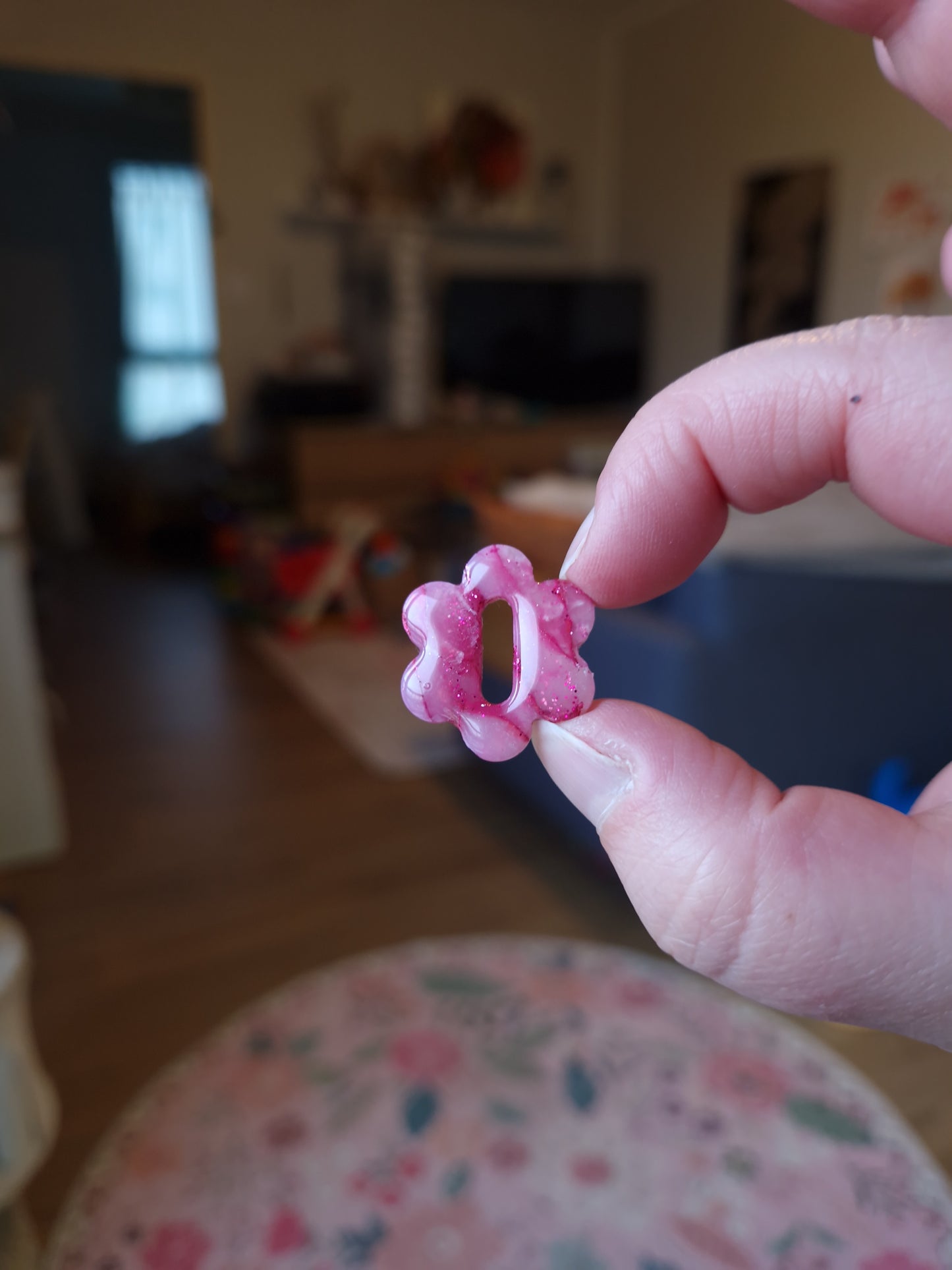 Les pampilles "La vie en rose 🩷" (sans créoles) finition brillante.