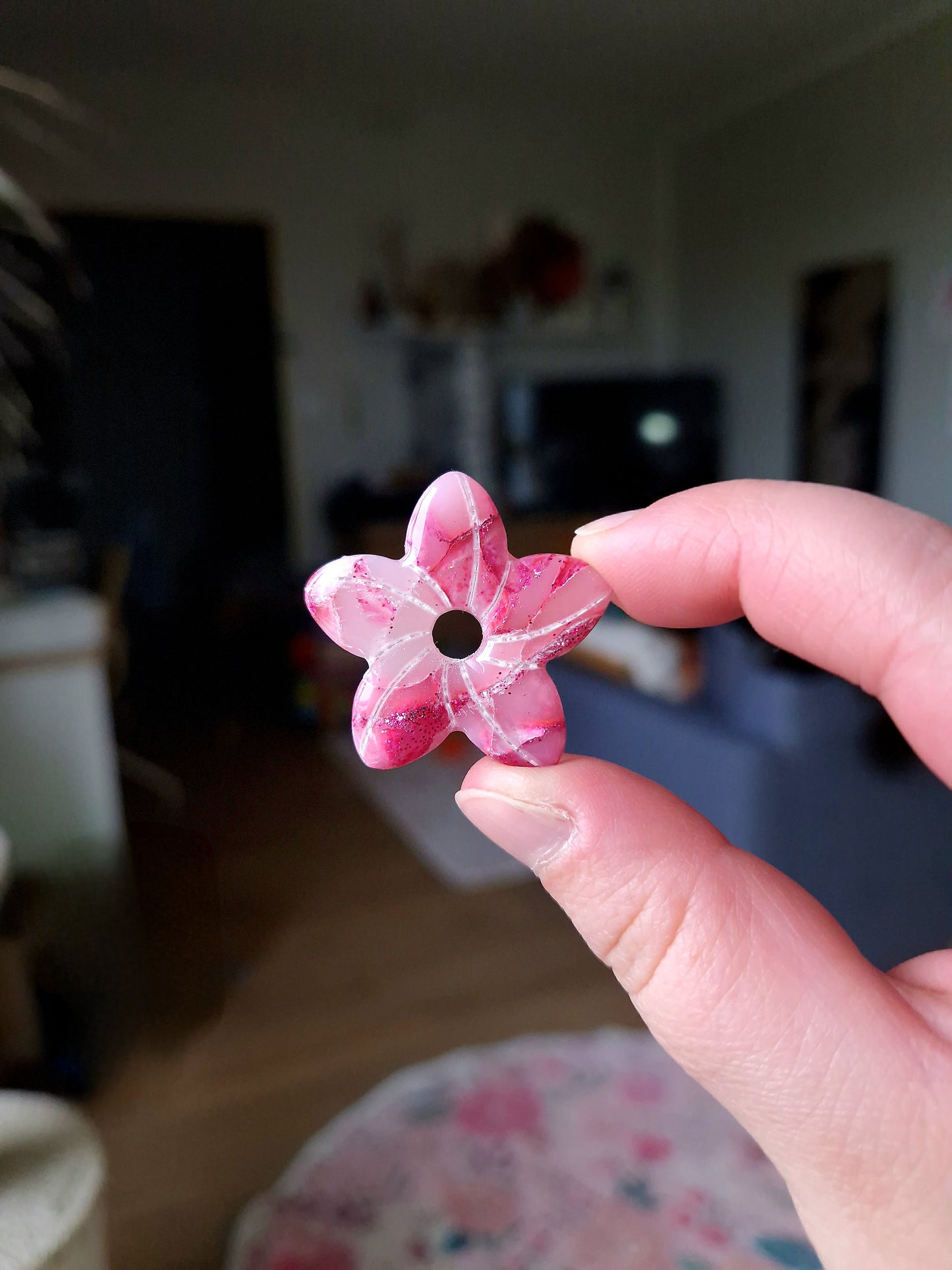 Les pampilles "La vie en rose 🩷" (sans créoles) finition brillante.