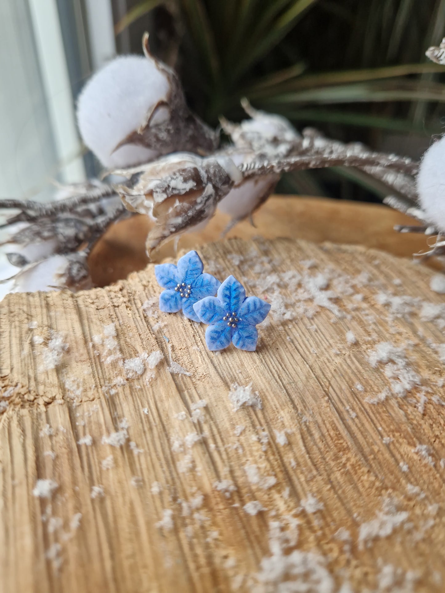 Petites puces "Fleurs de Noël" bleu ciel irrisé 🩵.