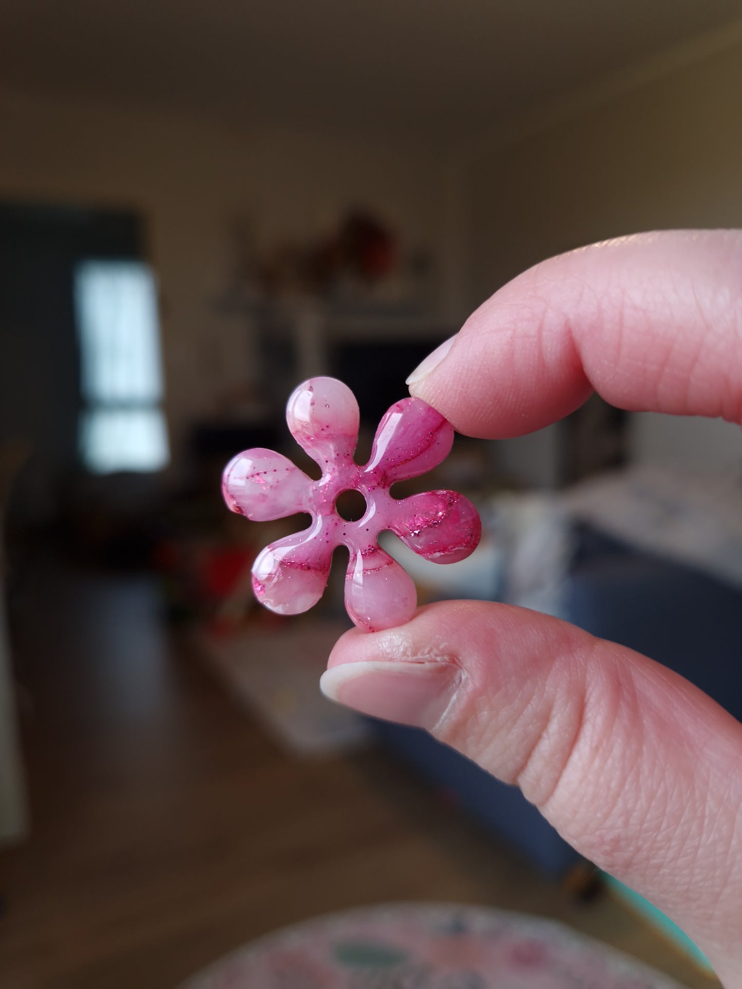 Les pampilles "La vie en rose 🩷" (sans créoles) finition brillante.
