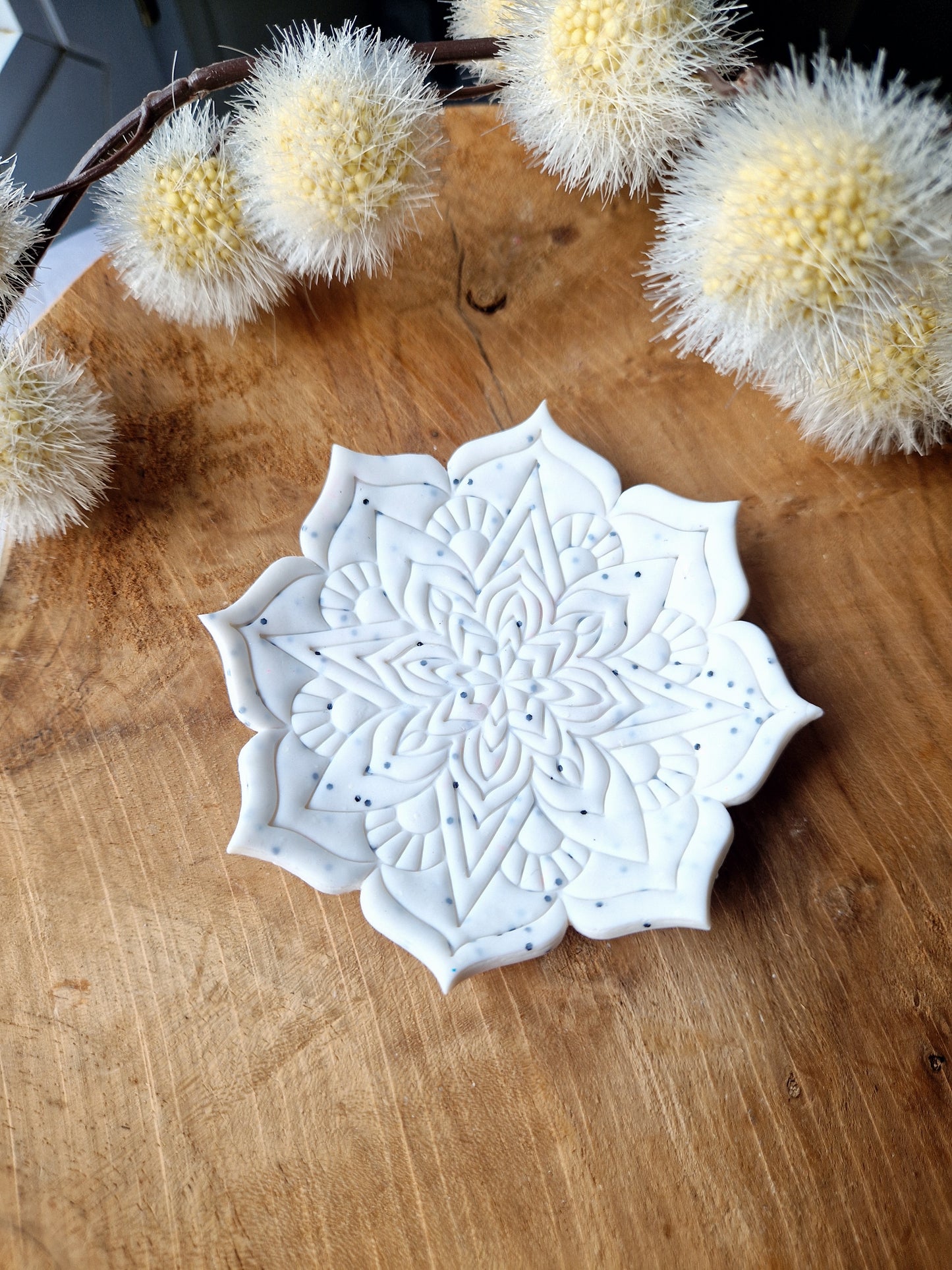 Coupelle Mandala Granit blanc.