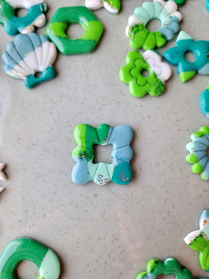 Pampilles "Lovely 🩷💙💚" finition brillante (sans créoles).