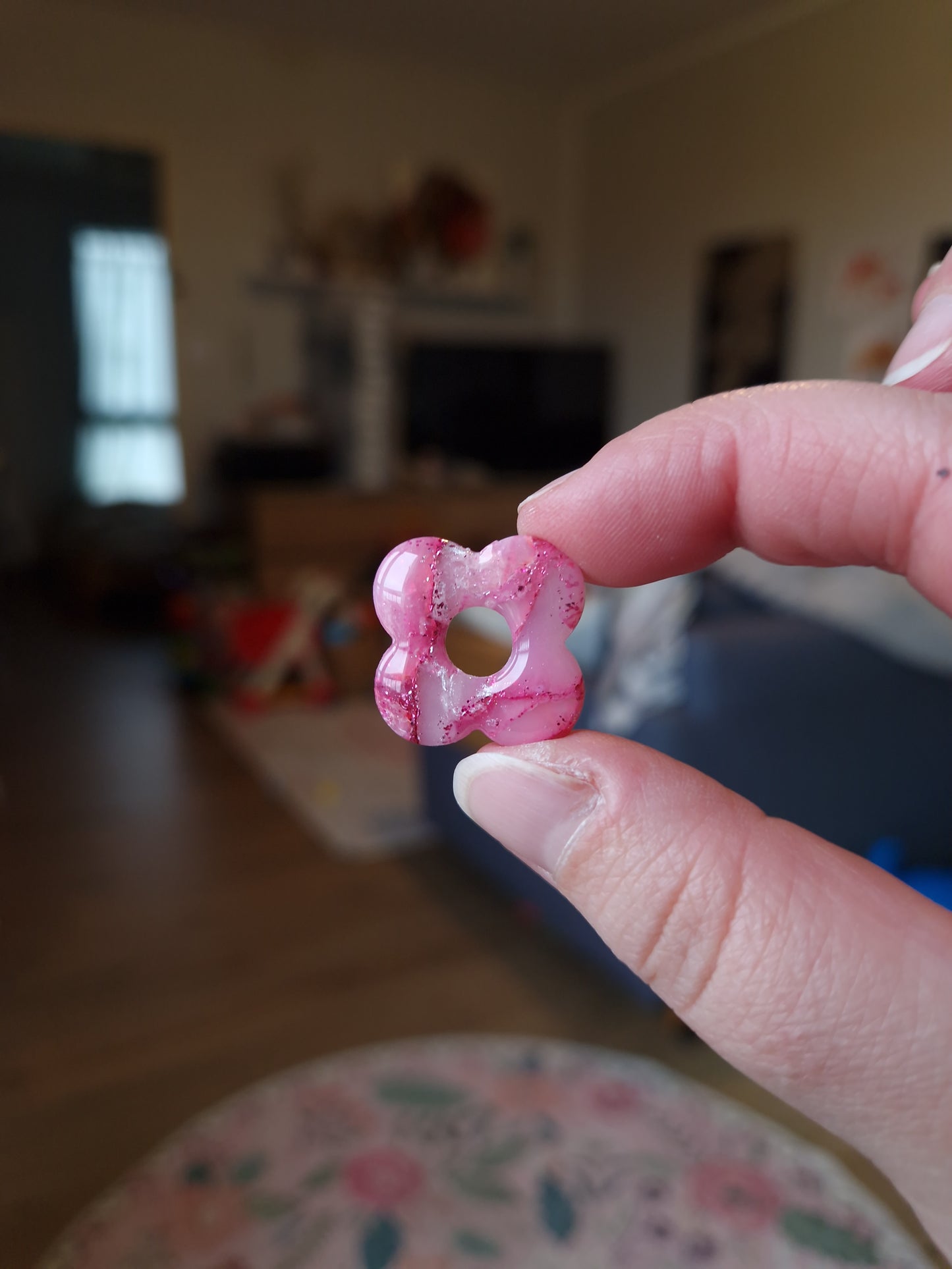 Les pampilles "La vie en rose 🩷" (sans créoles) finition brillante.