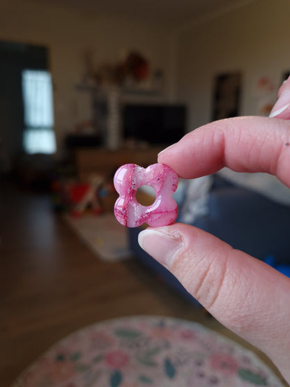 Les pampilles "La vie en rose 🩷" (sans créoles) finition brillante.