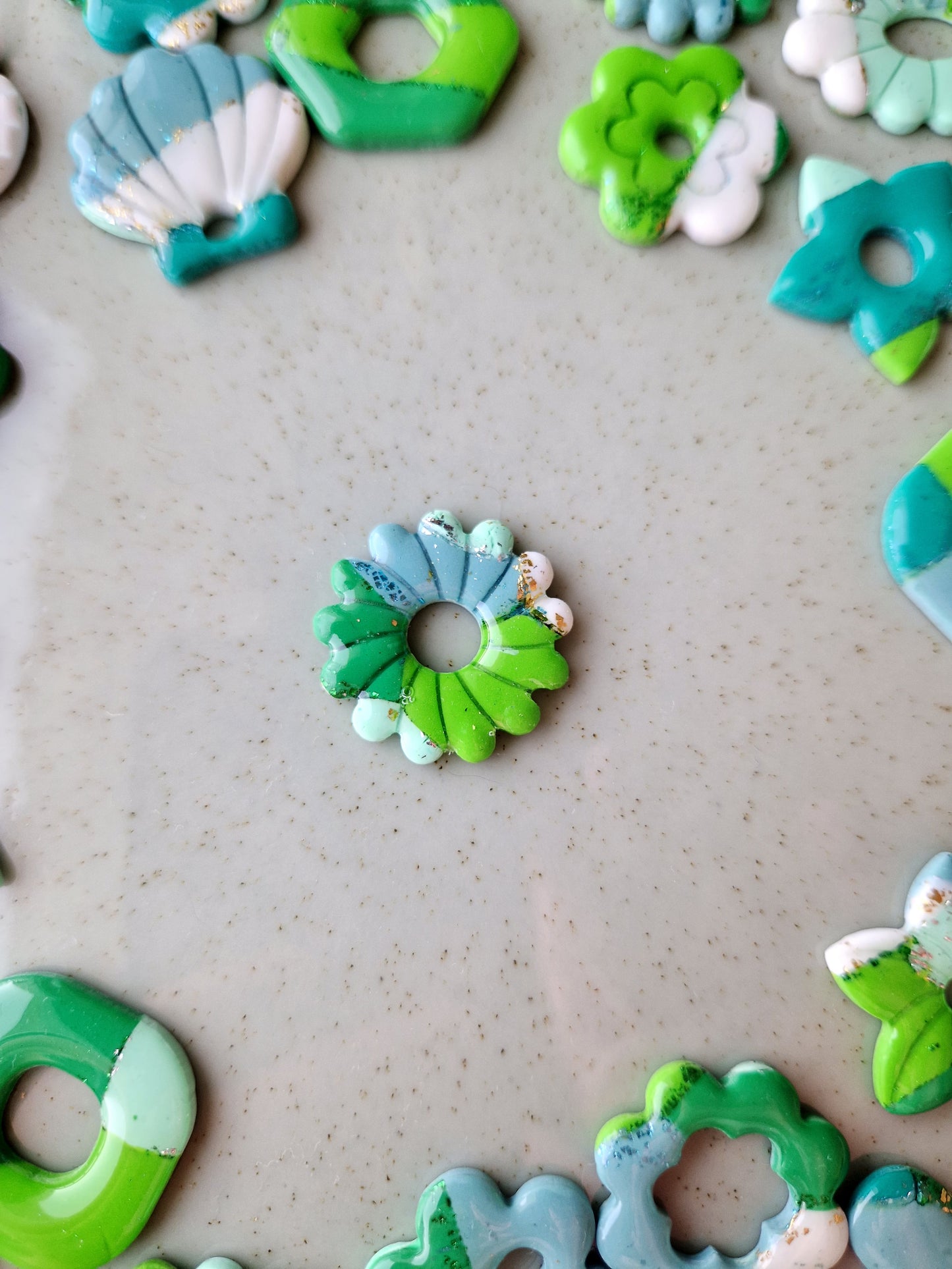 Pampilles "Lovely 🩷💙💚" finition brillante (sans créoles).