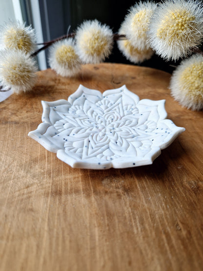 Coupelle Mandala Granit blanc.