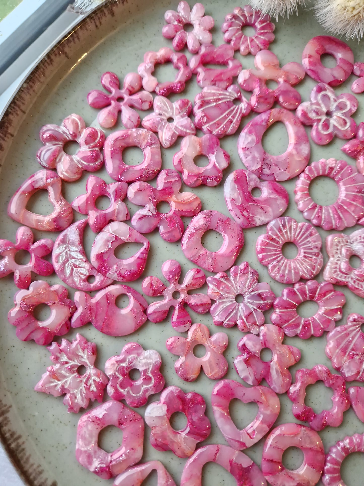 Les pampilles "La vie en rose 🩷" (sans créoles) finition brillante.