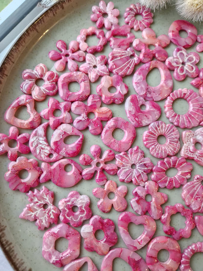 Les pampilles "La vie en rose 🩷" (sans créoles) finition brillante.
