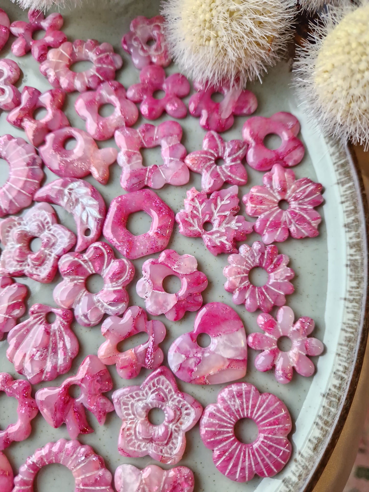 Les pampilles "La vie en rose 🩷" (sans créoles) finition brillante.