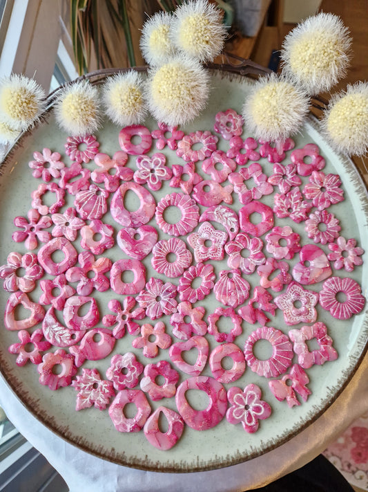 Les pampilles "La vie en rose 🩷" (sans créoles) finition brillante.