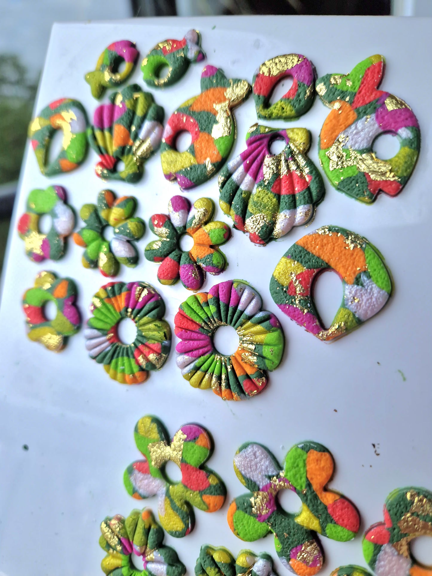 Pampilles "Tropical Summer 🌺🦜" (vendues sans créoles) >>> Photos en cours