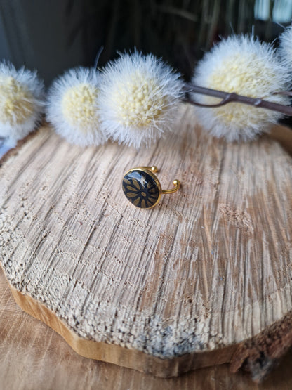 Bague ajustable noire.