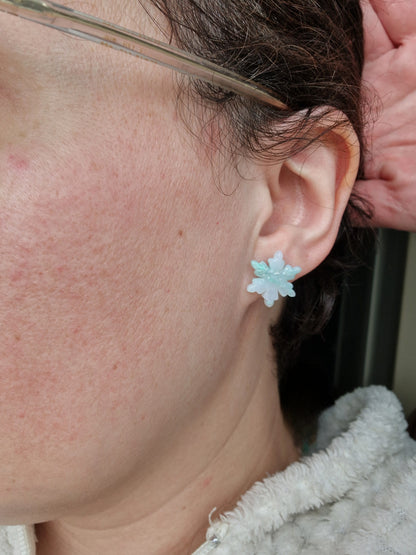 Puces d'oreilles "Flocons ❄️" bleu argent.