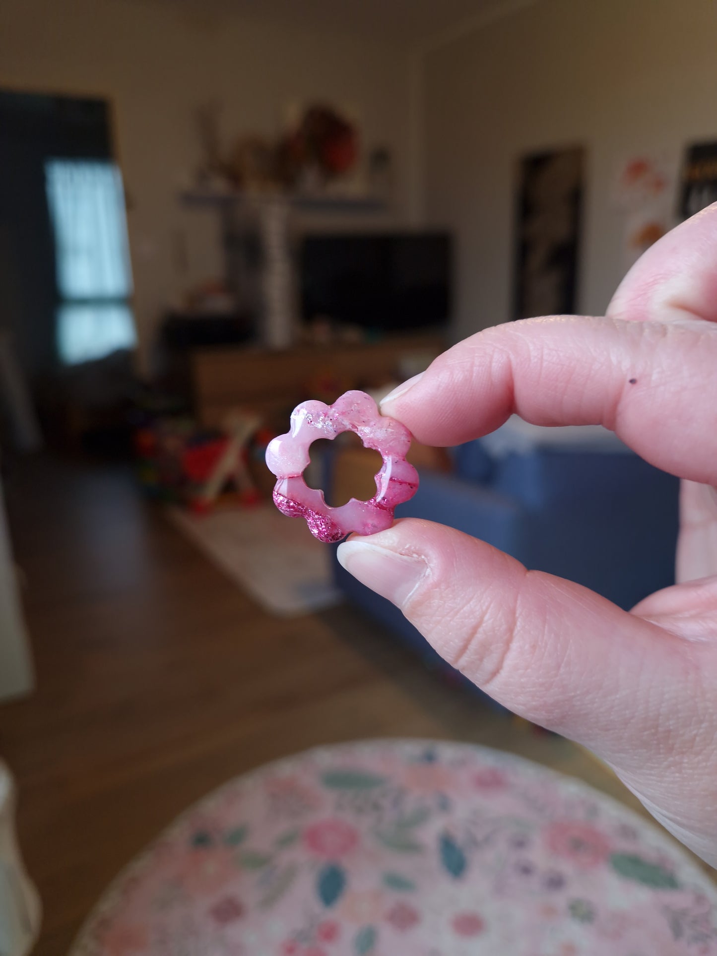 Les pampilles "La vie en rose 🩷" (sans créoles) finition brillante.