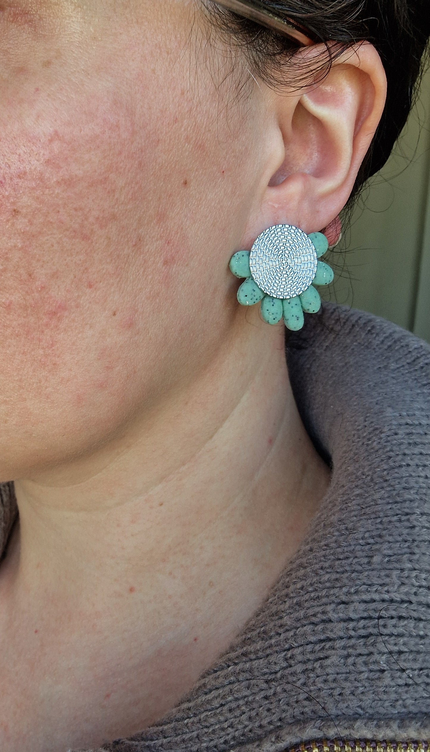 Boucles "Fanny" granit vert argent.