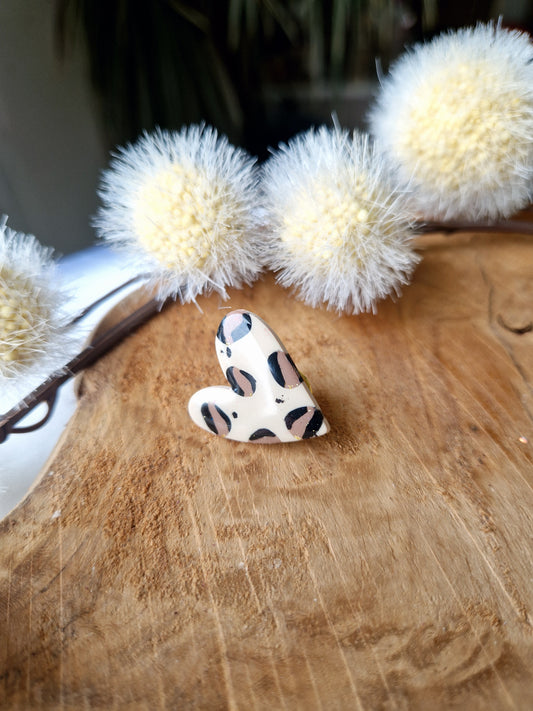 Pin's léopard beige or 🐆.